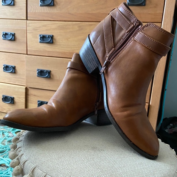 Brown leather booties! - Picture 2 of 6